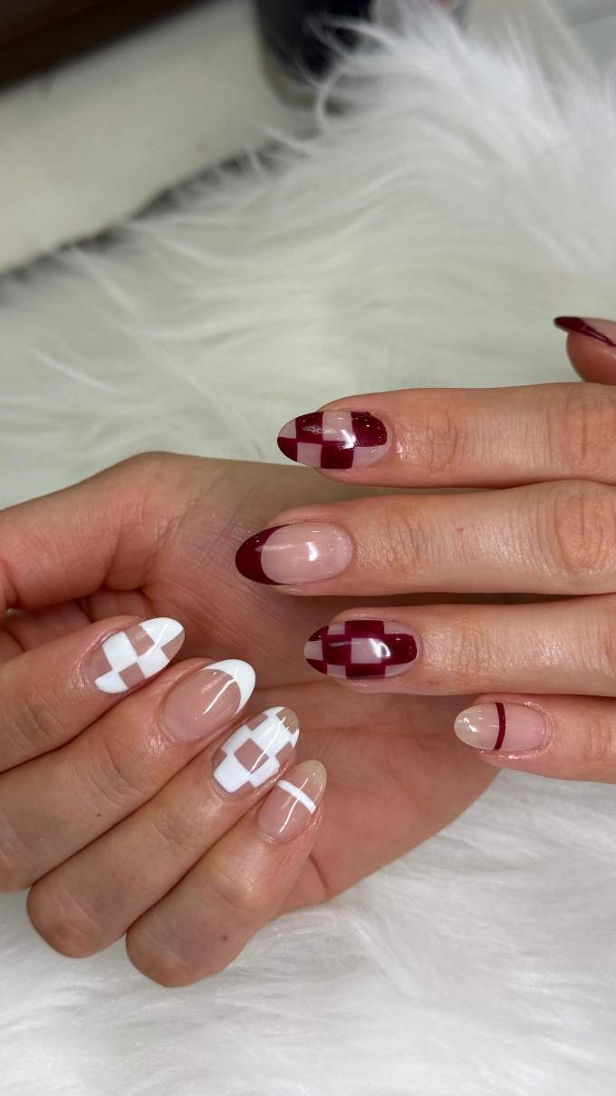 Nails with abstract pattern